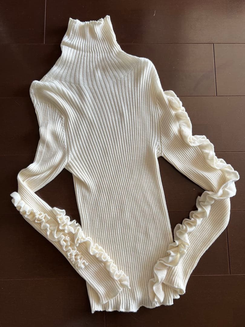 Cygne シーニュ 袖フリルタートルニット lily ホワイト - メルカリ