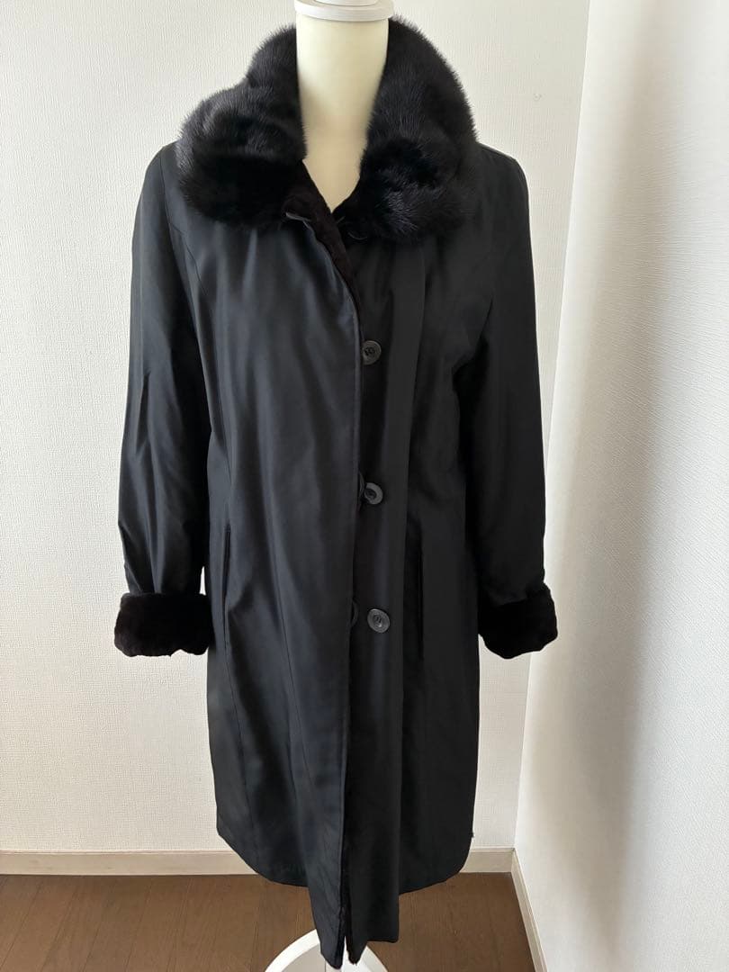 豪華 シンプル黒ブラック リアルファー付きブラックロングコート