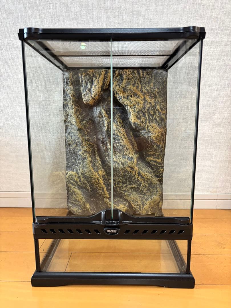 グラステラリウム3045 ➕保温球 ジャイゲコのレイアウト等。 ケージ:グラステラリウム3045 保温球