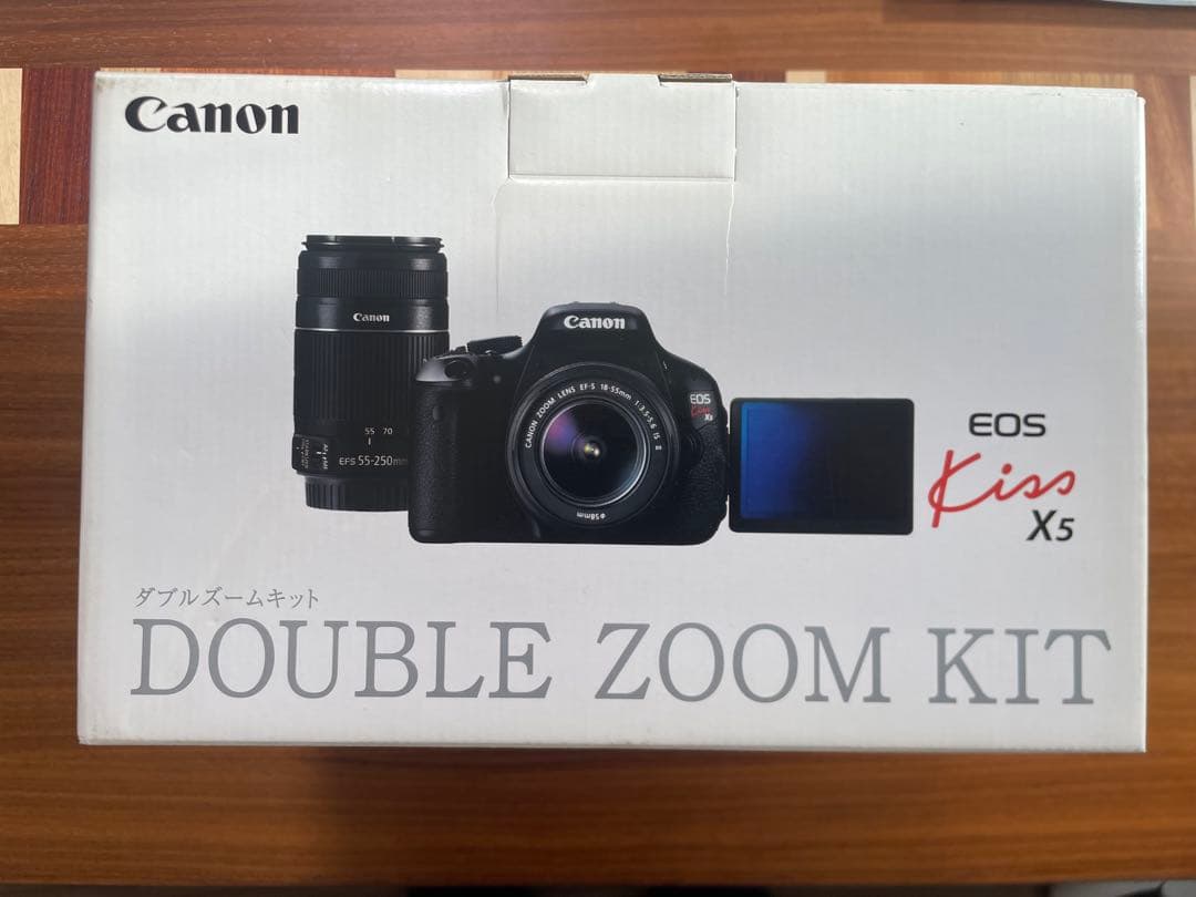 【極上品】EOS Kiss X5 ダブルズームキット　バッテリー３個付 キヤノン（Canon） Canon EOS Kiss X5 ダブルズームキット KISSX5-WKIT