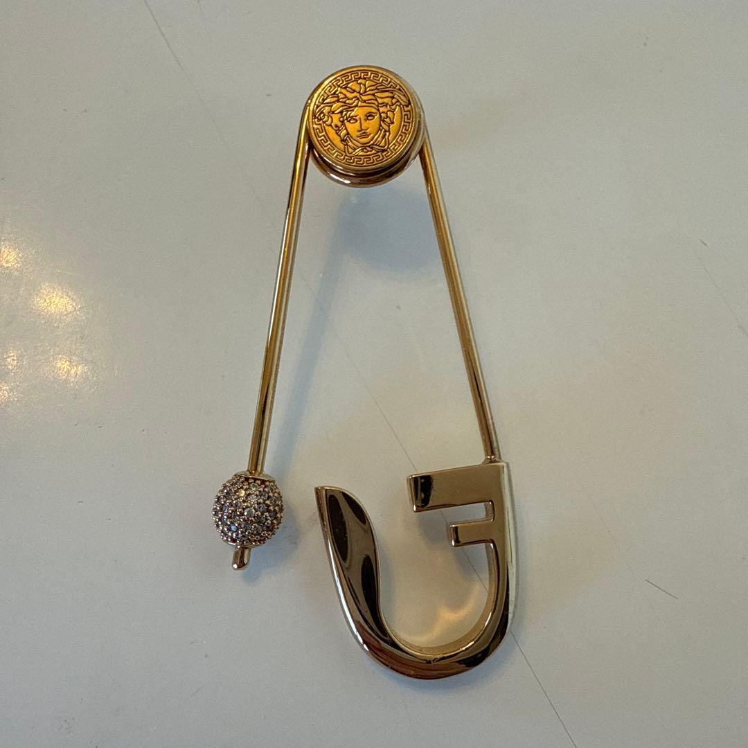 MIE FENDACE FENDI VERSACE ピアス ラージ Fendace Is Here: Shop the Fendi x Versace Collection Now | Vogue