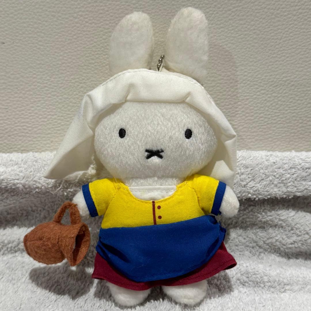 ミッフィー フェルメール 牛乳を注ぐ女 ぬいぐるみキーホルダー - メルカリ