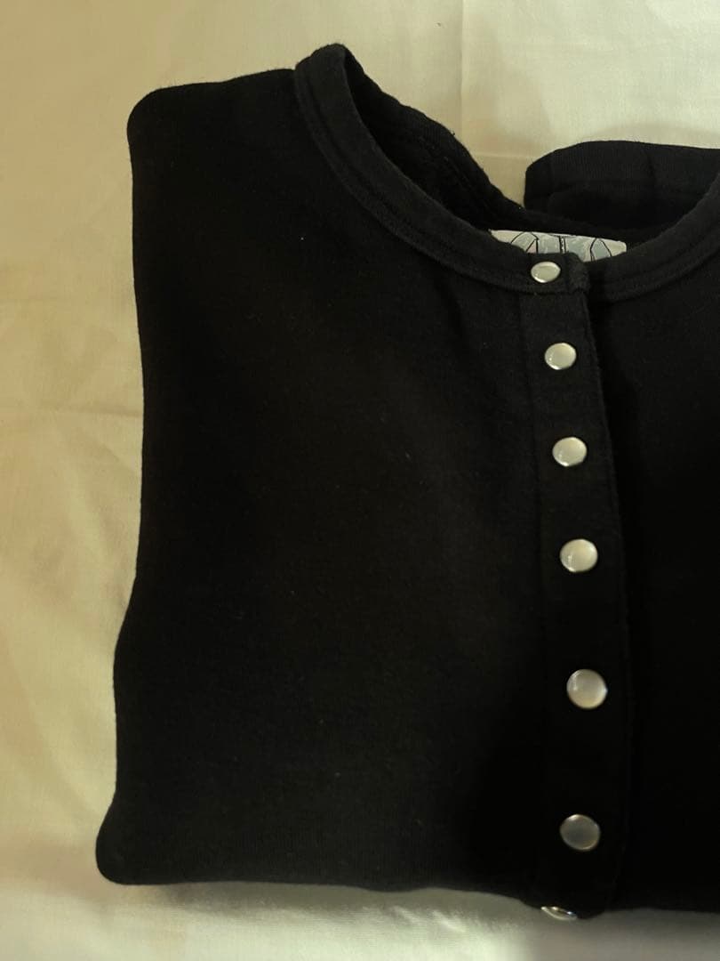 美品 アニエス・ベー ブラック ボタン付き クロップドカーディガン