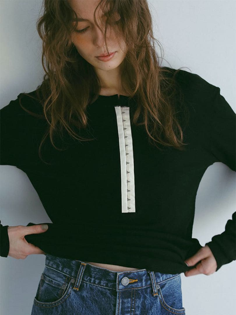 美品 ETRE TOKYO フロントホックソフトプルオーバー 黒 ヘンリーネック