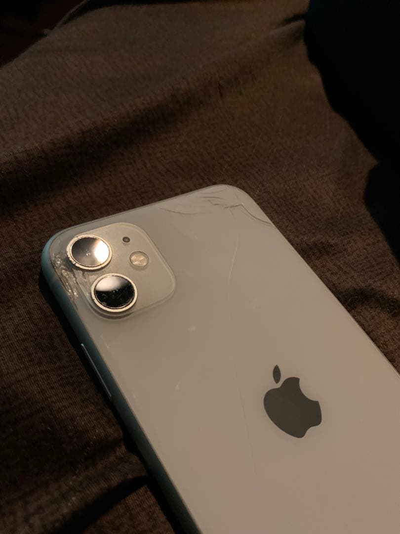 Apple iPhone 11 ホワイト 背面ひびあり - メルカリ