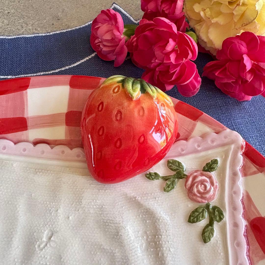 レースハンカチ苺プレート 2枚 皿 食器 メルヘン 赤 青 いちご