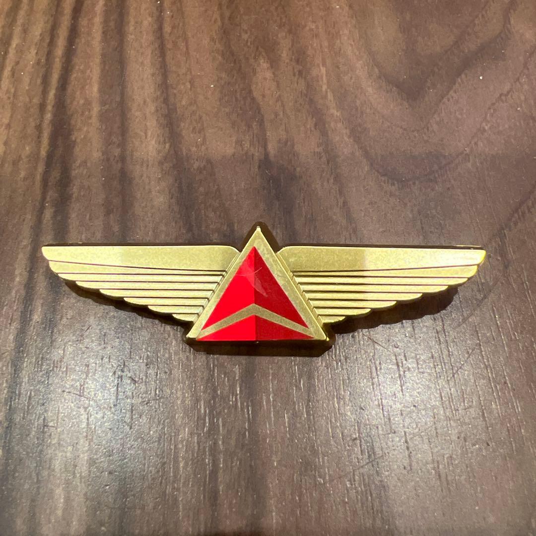 非売品》デルタ航空 ピンバッジ ※おまけ付き - メルカリ