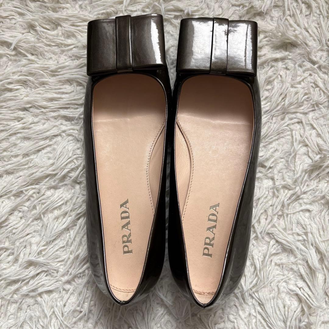 美品　PRADA リボンパンプス　パテントレザー　ダークカーキ　22.5cm
