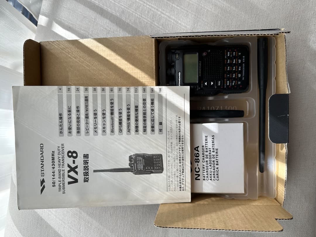 STANDARD 50/144/430MHz FM トランシーバー VX-8