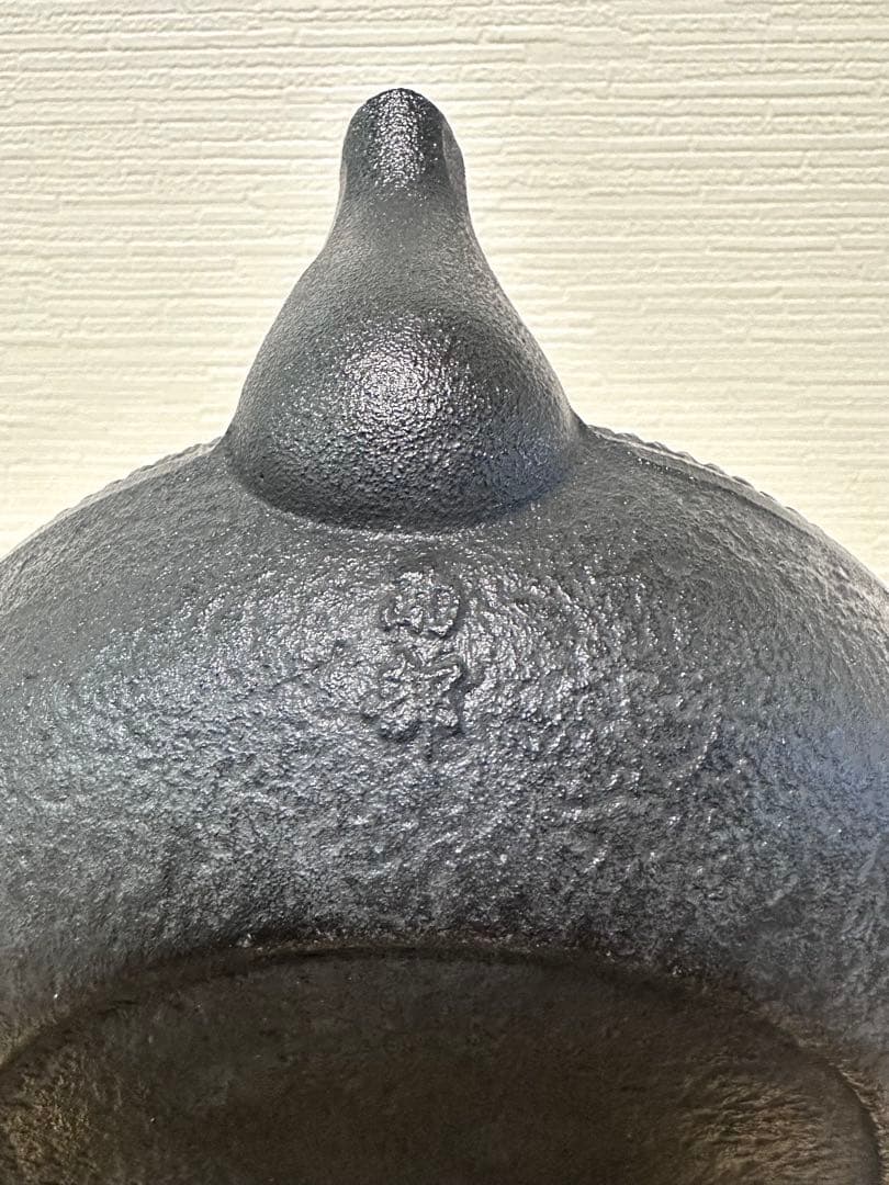 ほぼ未使用品、タグ付 南部銘 南部雲南堂鍋元造 15型丸平形アラレ