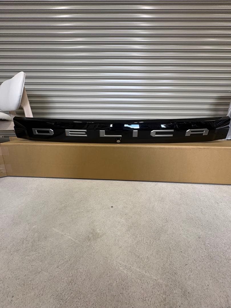 新車外し未使用、新型デリカD5純正リアガーニッシュ一体リアエンブレム