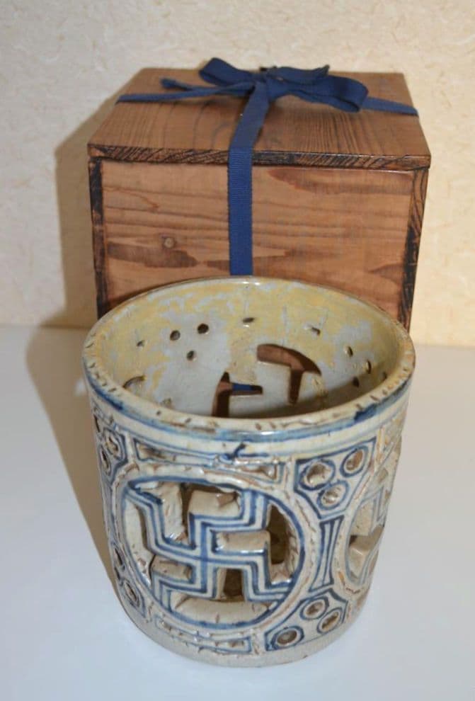 李朝青花白磁透雕卍紋筆筒』 出版掲載品 李氏朝鮮 箱付 修理痕有の通販