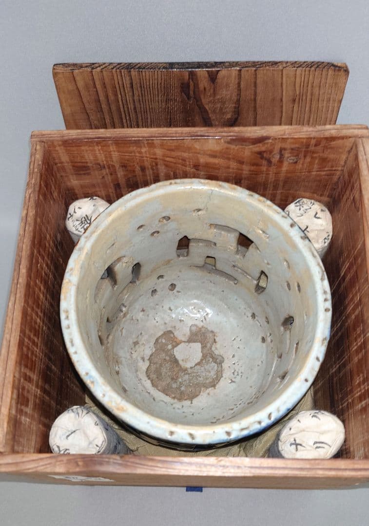 李朝青花白磁透雕卍紋筆筒』 出版掲載品 李氏朝鮮 箱付 修理痕有の通販