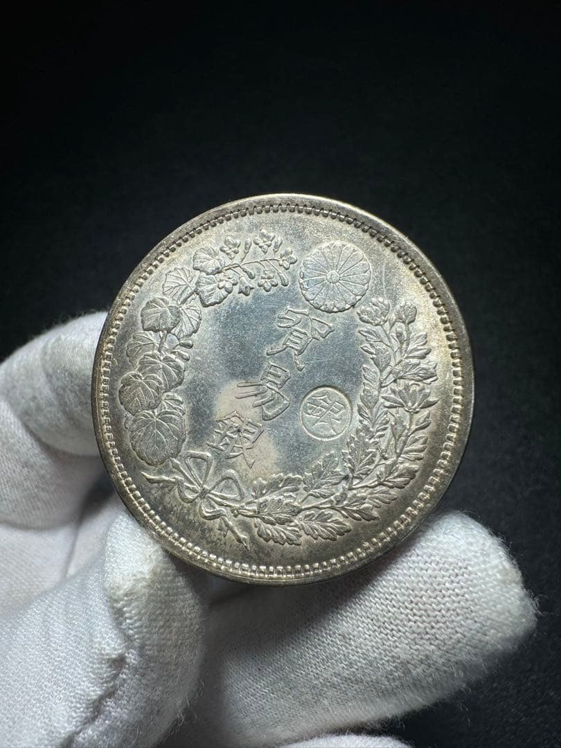 貿易銀 明治七年 菊紋・竜 一圓銀貨 - メルカリ