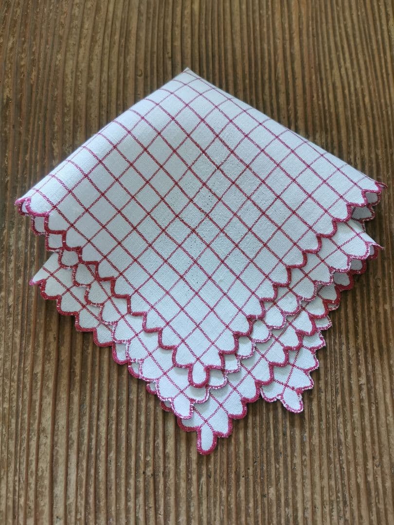 アンティーク フランス グラフチェック＆花弁スカラップリム刺繍 リネンクロス β フランス アンティーク モノグラム＆モチーフ 花刺繍 セット - une