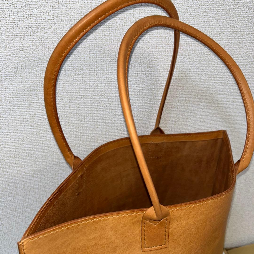 しっかりめの硬さ 素仕上げベジタブルタンニン鞣し革のトートバッグ