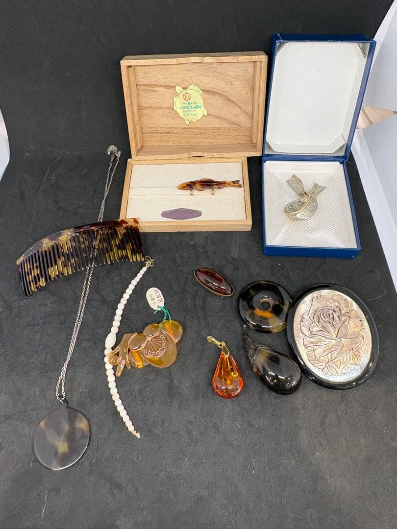 べっ甲製 魚型ペンダントネックレス 木箱付き 本べっ甲 しずく ペンダント ネックレス 水目蒔絵 (水杢模様）＜1点物