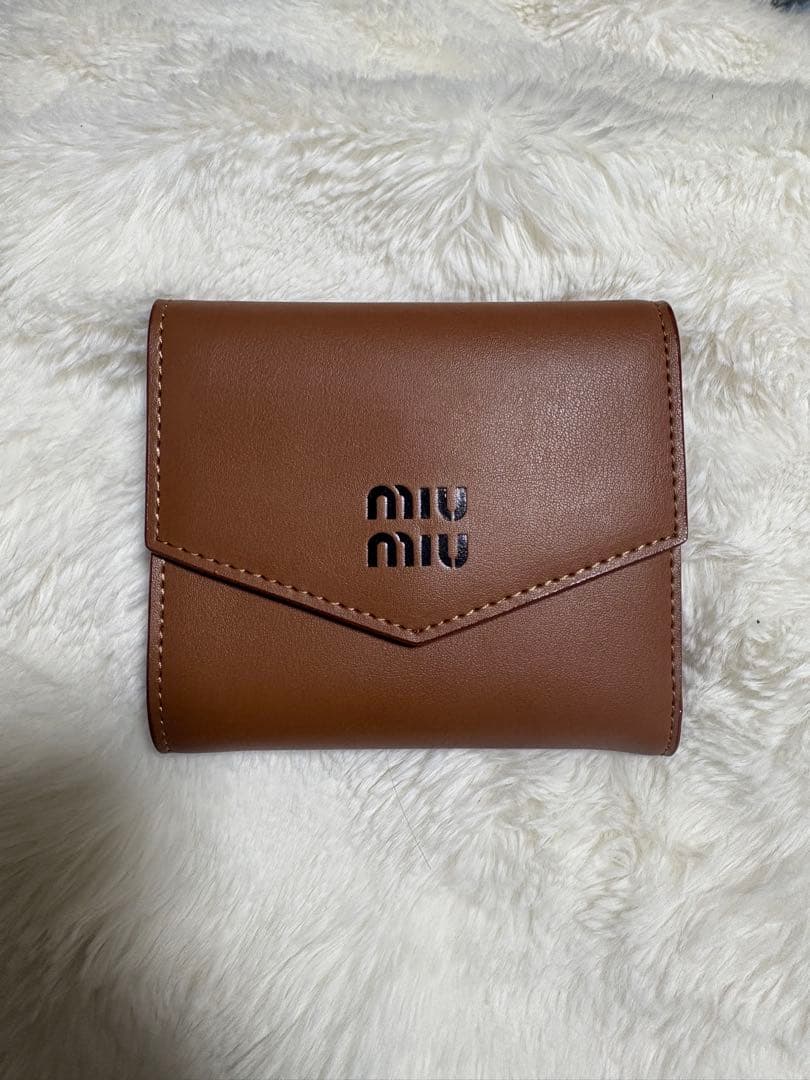 miu miu ブラウン 三つ折り財布 miu miu（ミュウミュウ） 三つ折り ウォレット ロゴ レザー CARAMEL