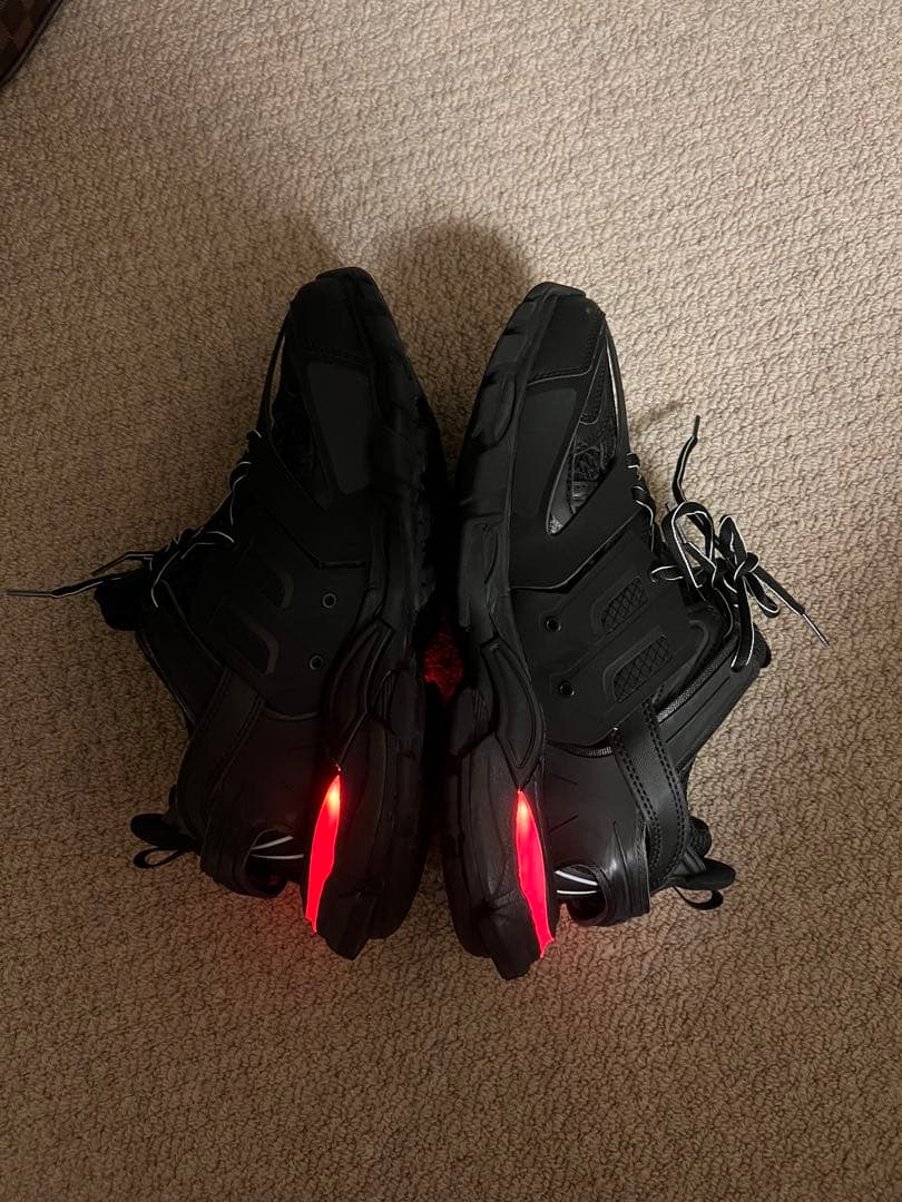 BALENCIAGA ブラック スニーカー LEDライト付き 最終値下げ - メルカリ
