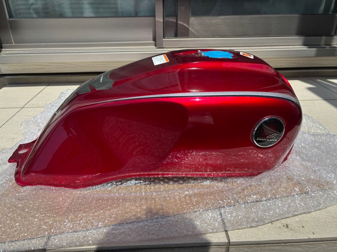 ホンダ CB1100 タンク　キャンディーグローリーレッド 2017 Honda CB1100 EX Ride Review: Retro in the Best Possible Way