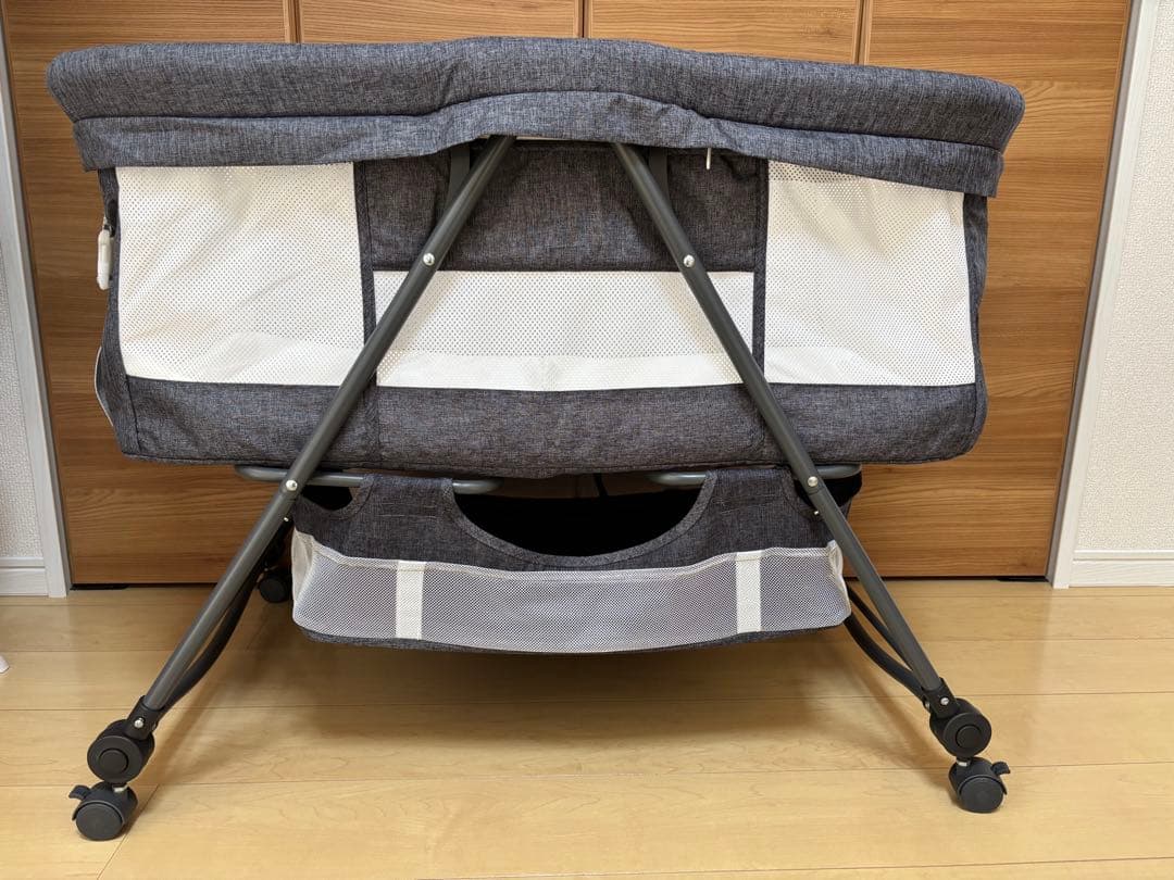 メッシュカバー付きベビーベッド グレー　折りたたみ　コンパクト Amazon.co.jp: ベビーベッド 折りたたみ おむつ交換 ポータブル