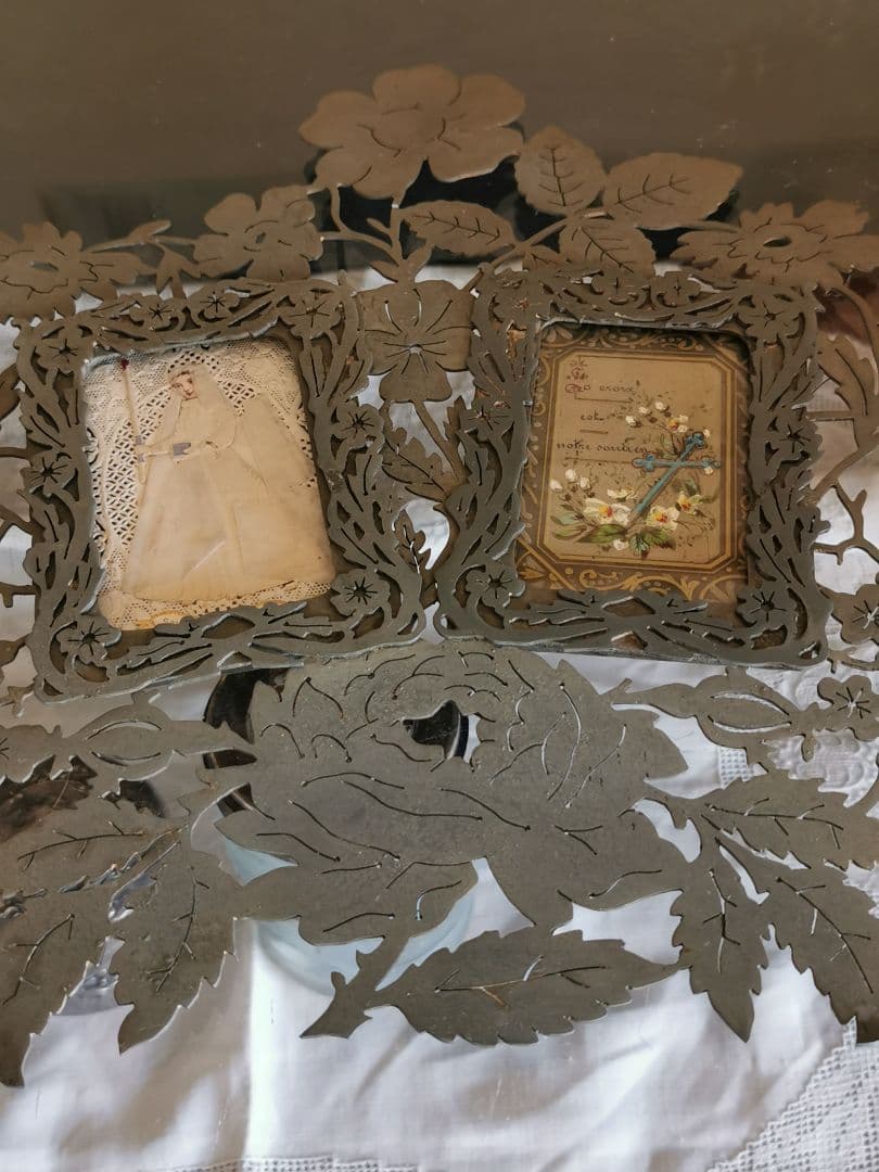 アンティーク 2枚ガラスフォトフレーム 花々の金属装飾 初聖体式