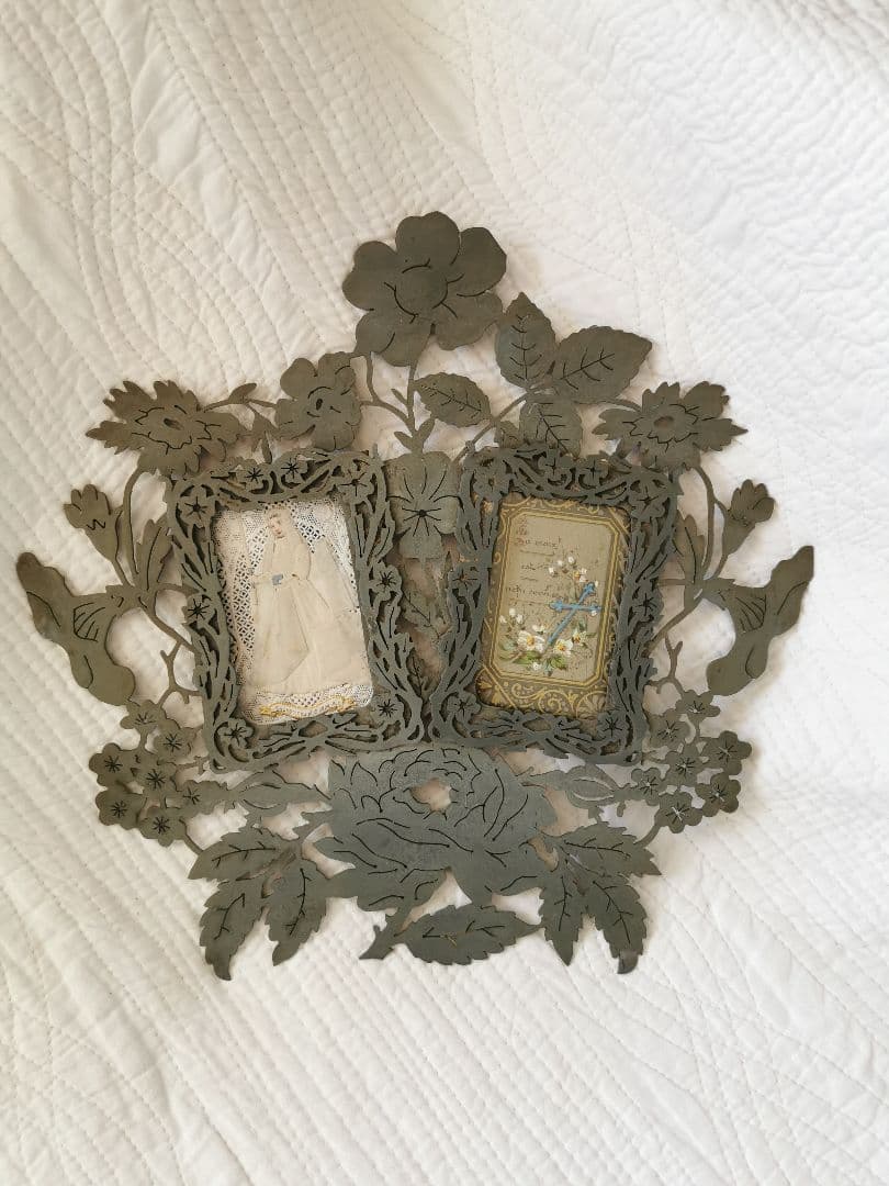 アンティーク 2枚ガラスフォトフレーム 花々の金属装飾 初聖体式