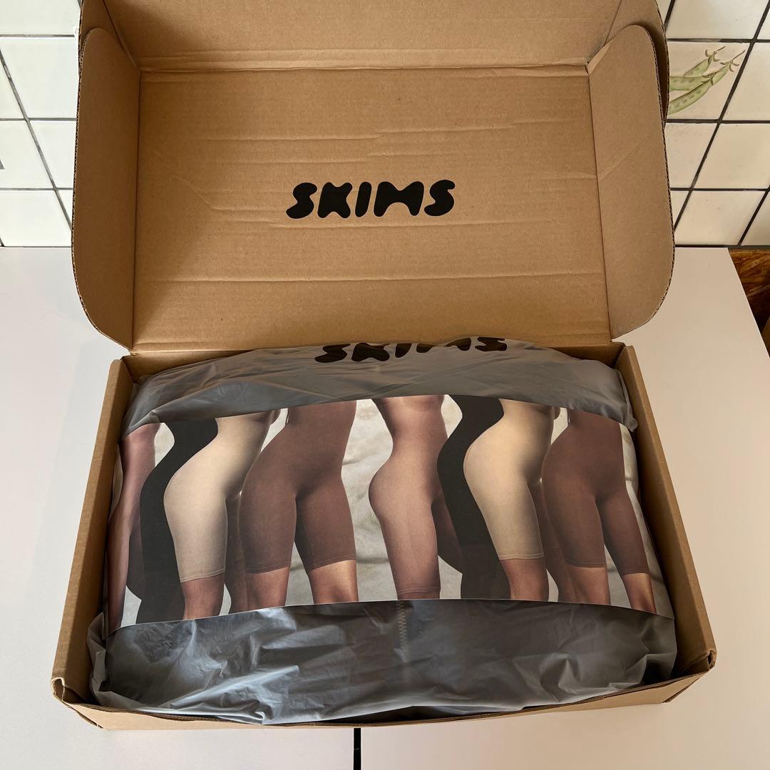 【最終値下】twiceモモ新品SKIMS FUR ZIP UP JK (S)