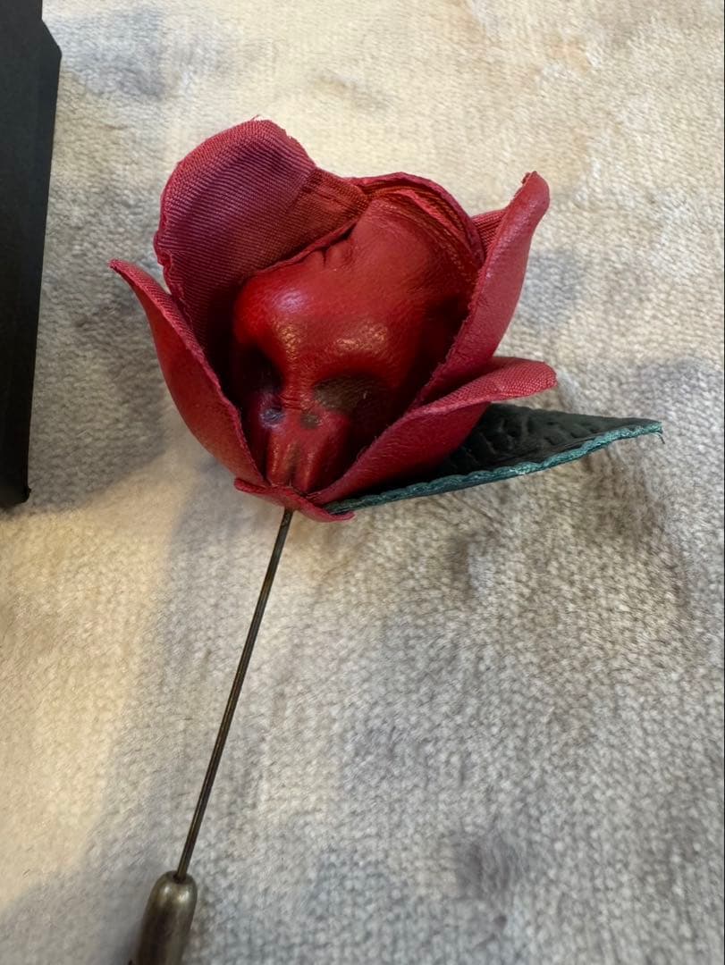 undercover 07SS PURPLE期 レザースカルラペルピン 箱付き - メルカリ