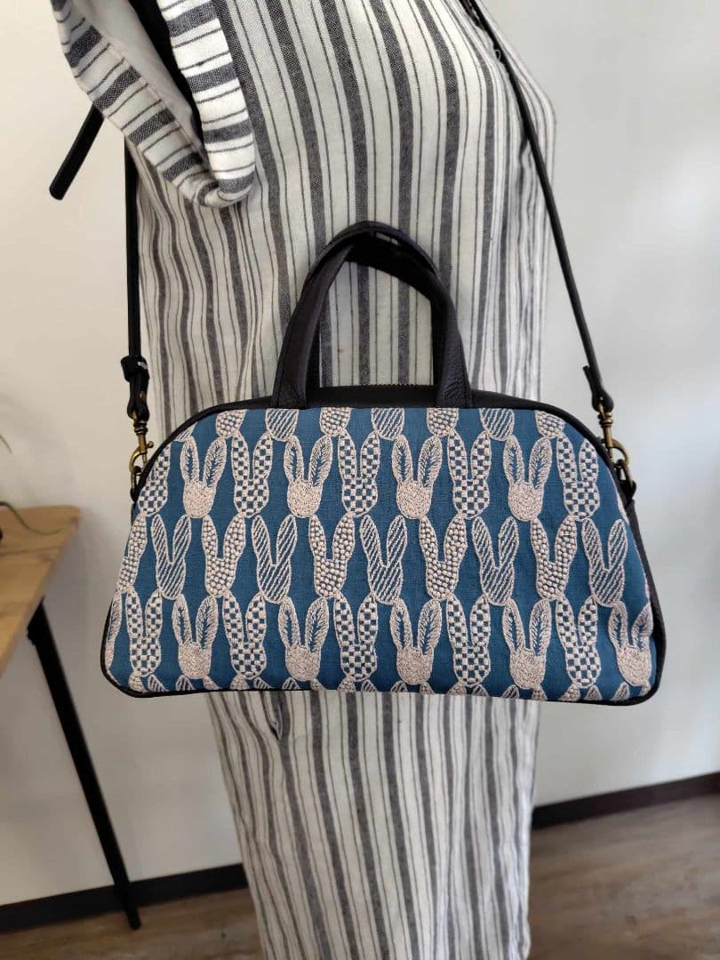 ミナペルホネン/pomppiaポンピアブルー/ラウンドボストンブラック本革