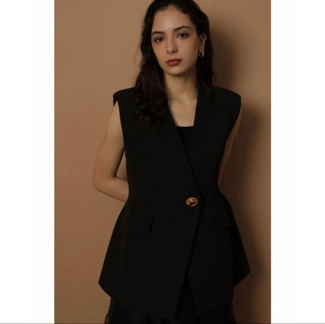 新品未使用】 アルページュ ストーリー ブローチ付ノーカラージレ