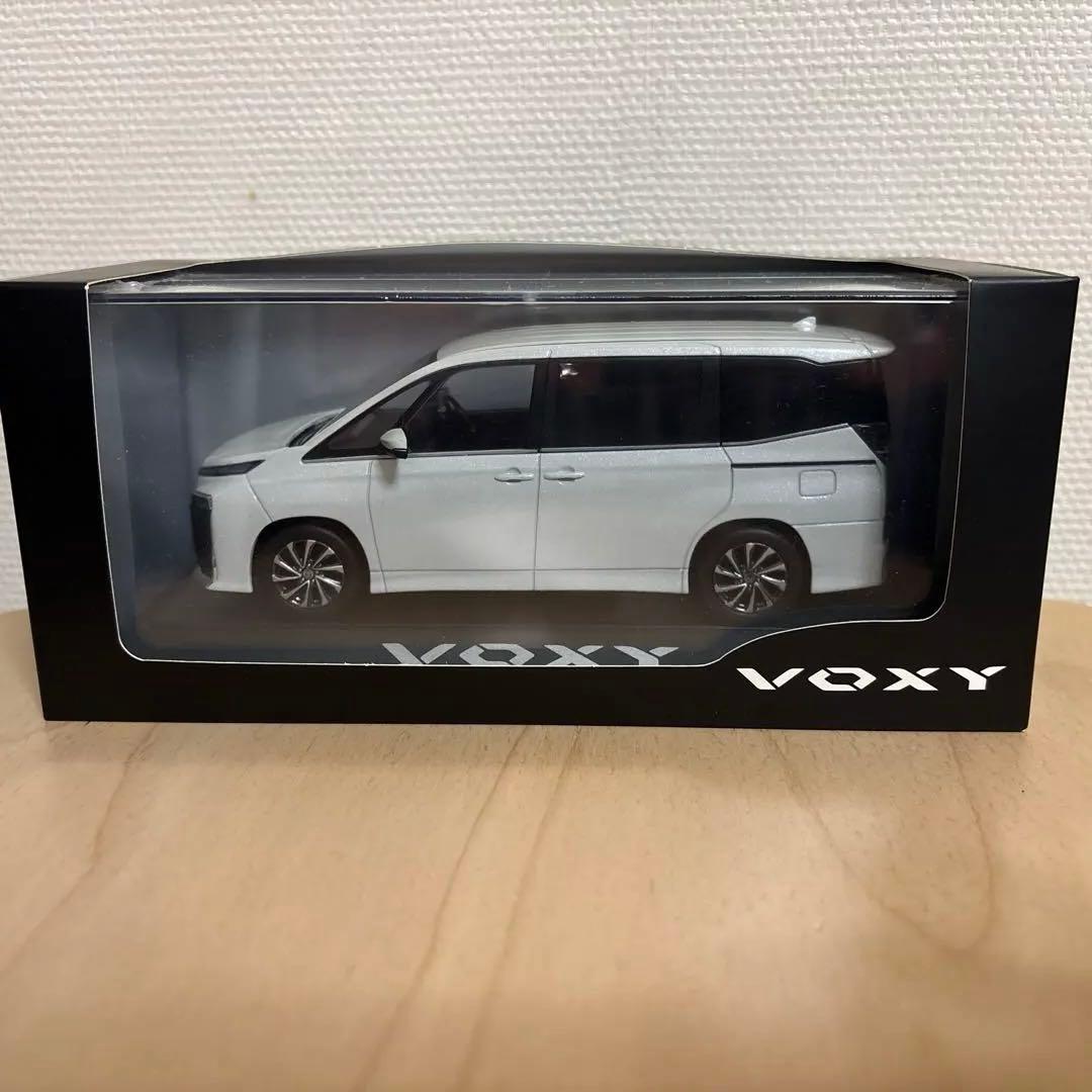 TOYOTAヴォクシーVOXY 90系ミニカー1／30ホワイトパール - メルカリ