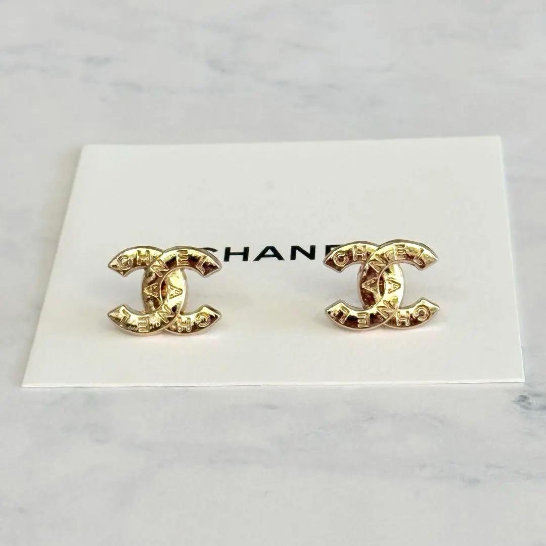 CHANEL ヴィンテージ ボタン ゴールド ロゴ ピアス - メルカリ