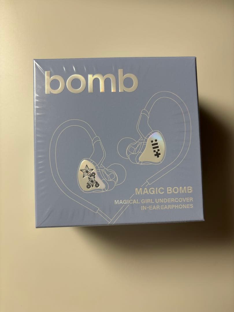 ILLIT アイリットbomb Merch ver イヤモニ風イヤホン 🤍🤍🤍 ILLIT [bomb] 🤍🤍🤍 📍MERCH ver. 🆕️ イヤモニ風イヤホン