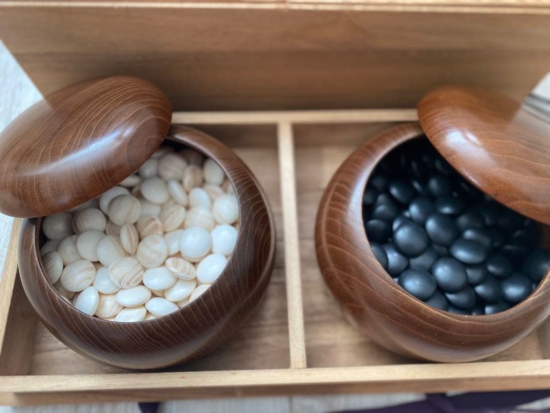 34号　蛤碁石　本蛤碁石　那智黒石　碁石　木箱付 Amazon | 囲碁 日向特製蛤碁石那智黒碁石 31 実用 厚み8.4mm 木製本欅