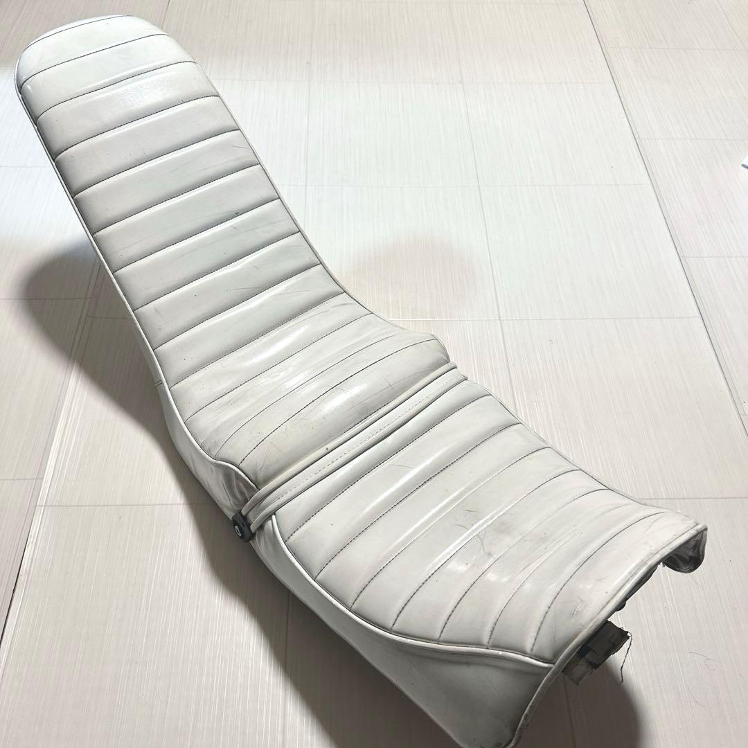 GSX250E ゴキ 3段シート タックロールシート　白　エナメル　45cm GSX250E ゴキ 3段シート タックロールシート 白 エナメル 45cm - メルカリ