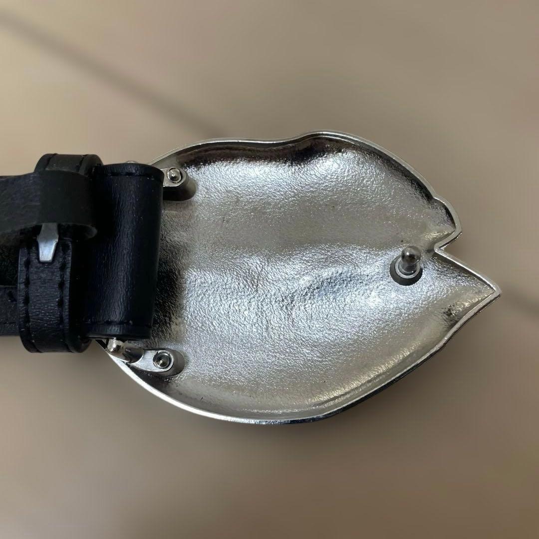 JADED LONDONのJLロゴバックル付き レッド唇デザイン 本革ベルト