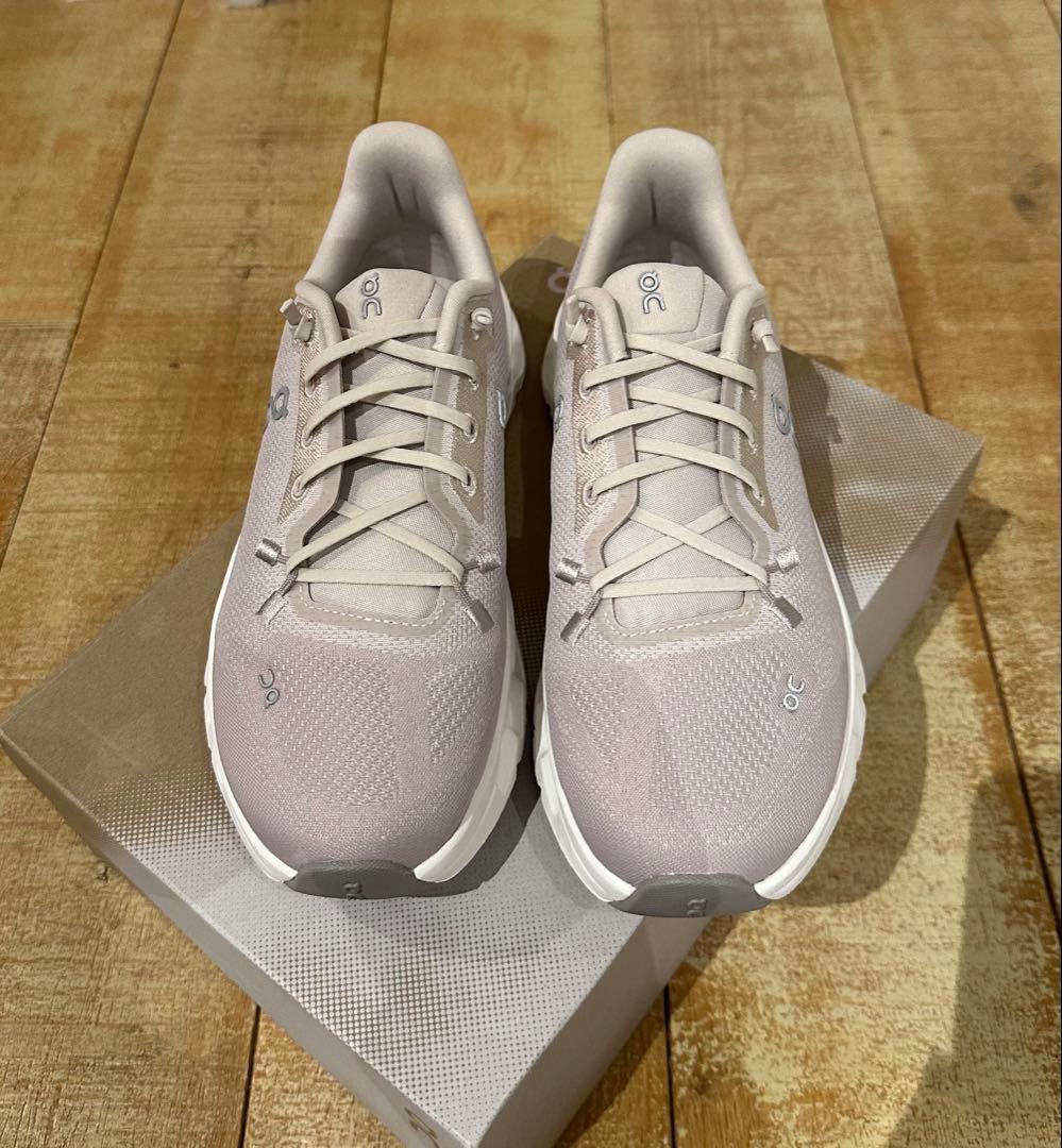 新品未使用　on Cloudtiit レディース 23.5cm 定価22000円