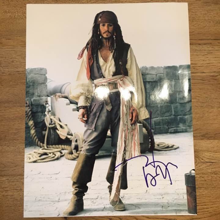 証明書付き☆ジョニーデップ 直筆サインポスター - メルカリ