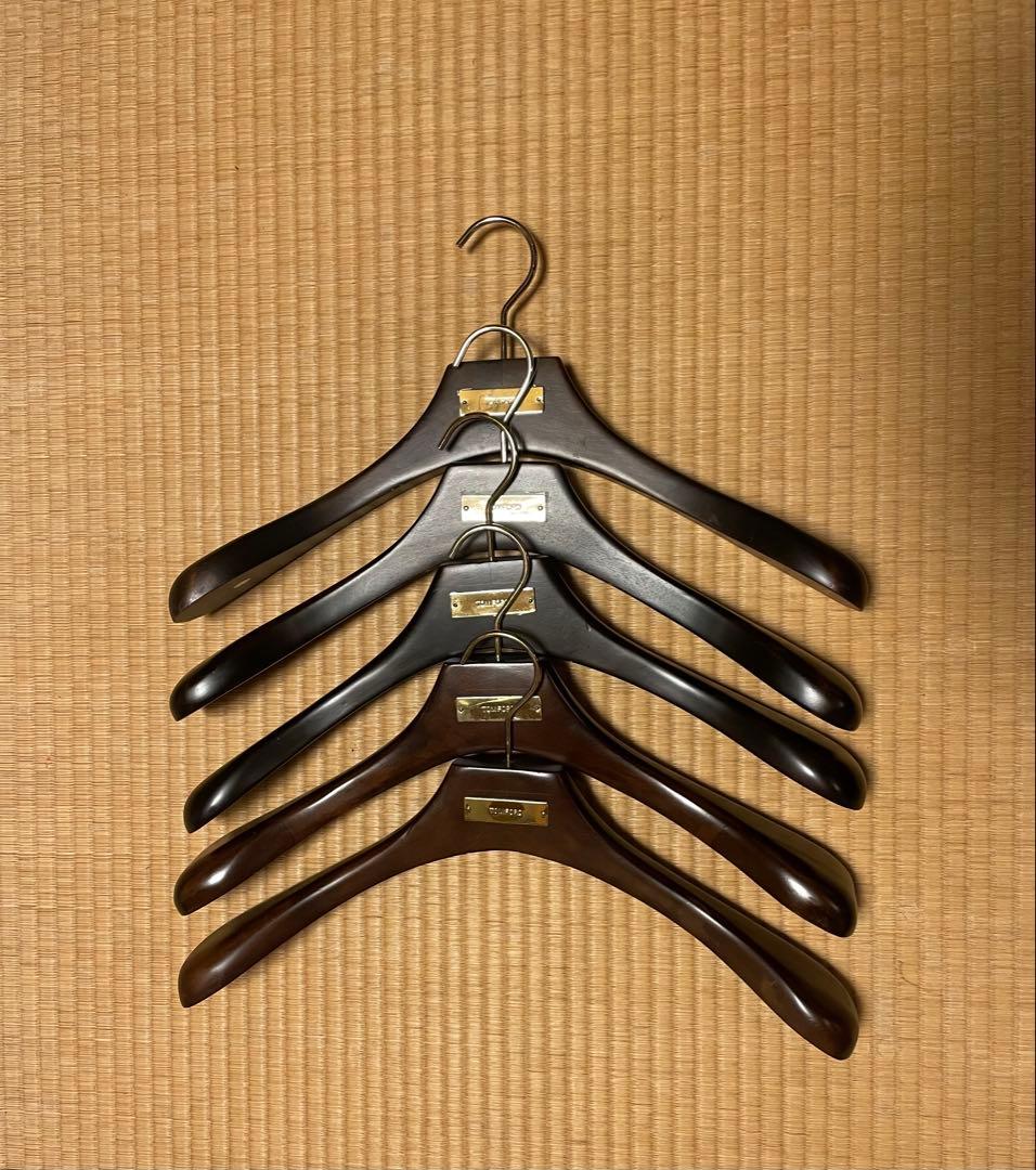 トムフォード 木製衣類ハンガー 5本セット - メルカリ