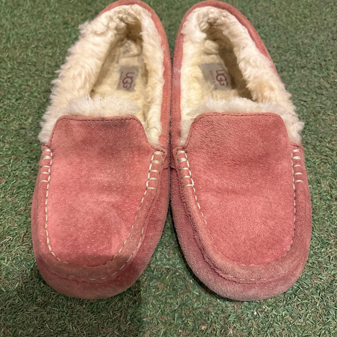 UGG ピンク モカシン - メルカリ