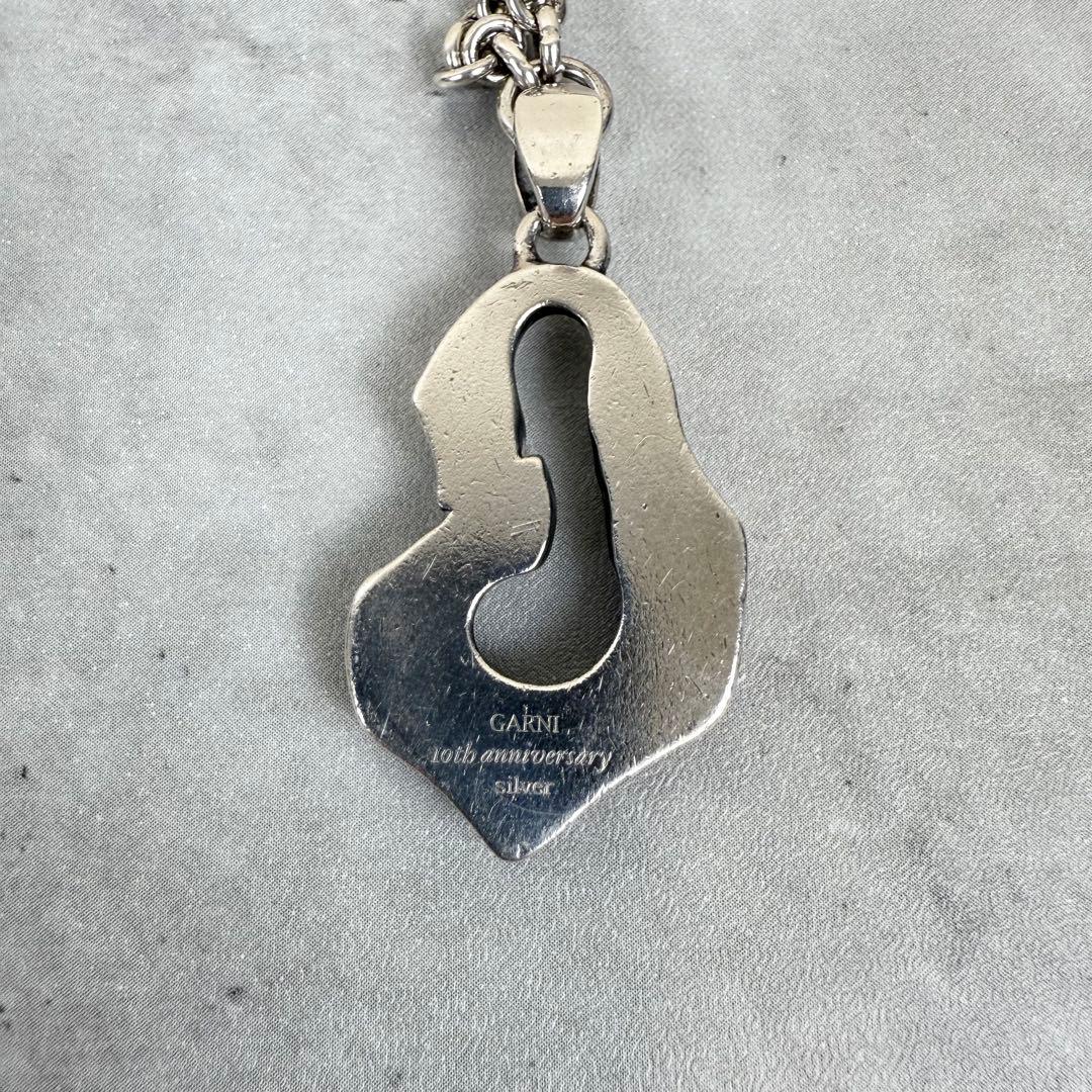 GARNI ガルニ 10th クロッケリービッグロゴネックレス シルバー - メルカリ