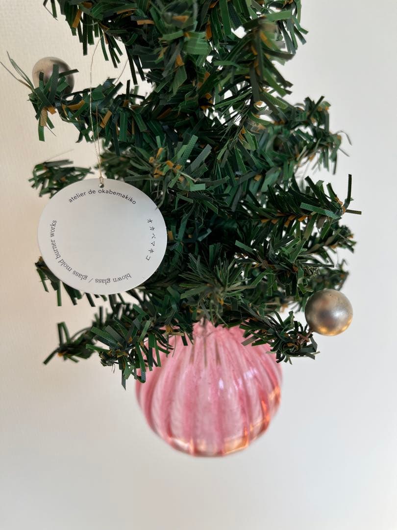 オカベマキコ さん ツリー付きガラス玉 ピンク - メルカリ