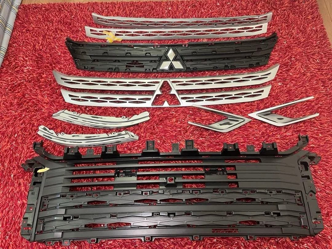 デリカD5純正 標準フロントグリル 三菱（MITSUBISHI） (ZMT)ブラックアウトグリル(標準車用)「ミツビシ