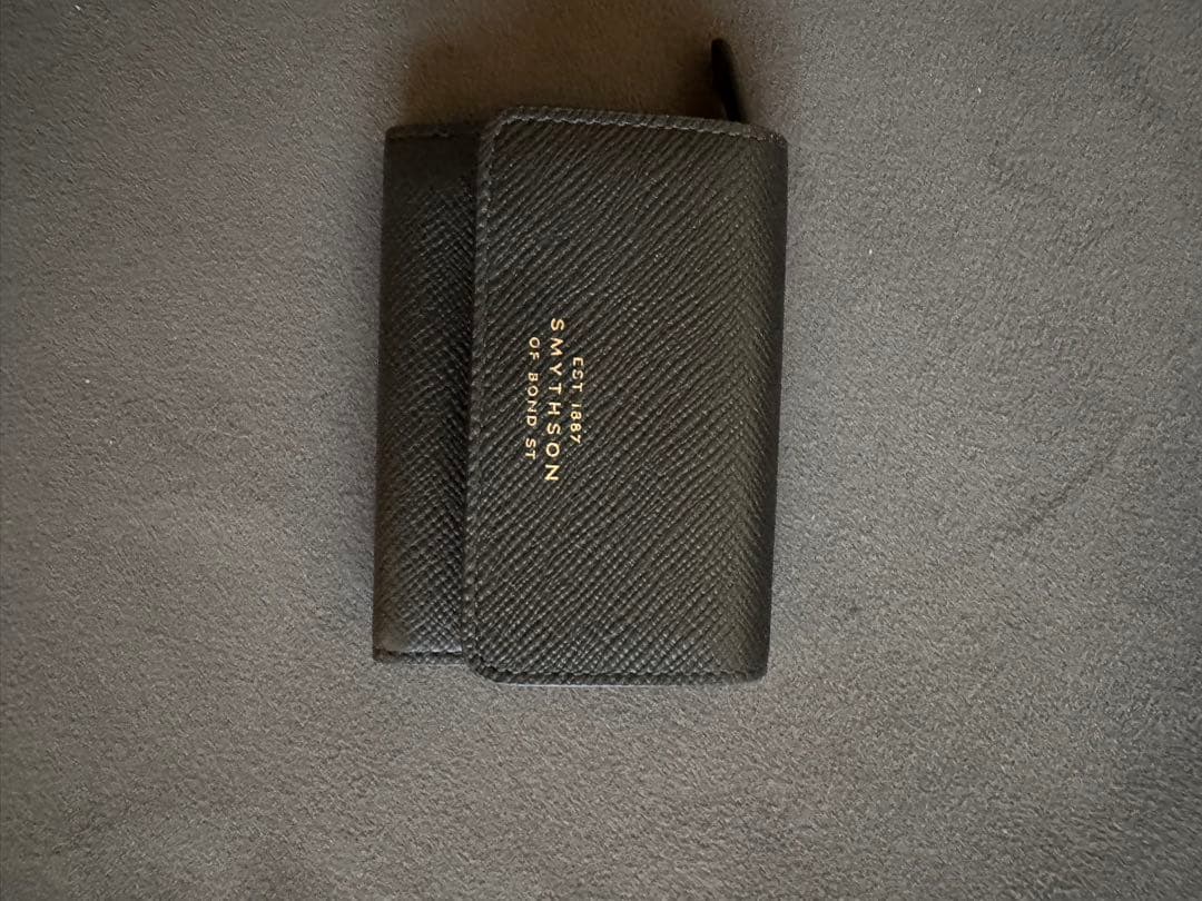 SMYTHSON Panamaレザーコンパクトケース Small Square Trinket Case in Panama in black | Smythson