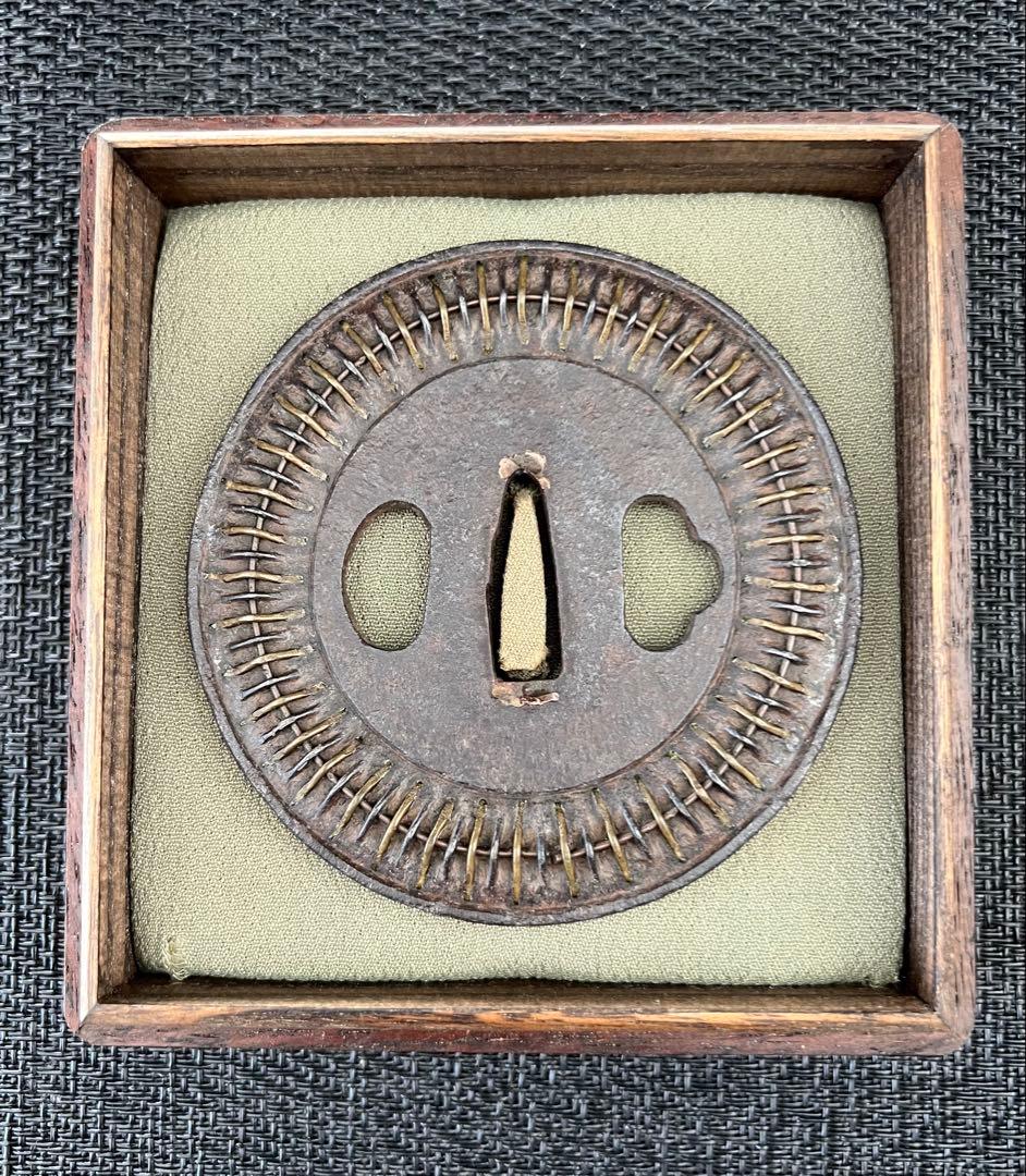 刀鍔 信玄鍔 百足鍔 無銘 鉃地 真鍮 年代物 箱付き(鍔布団付き) - メルカリ