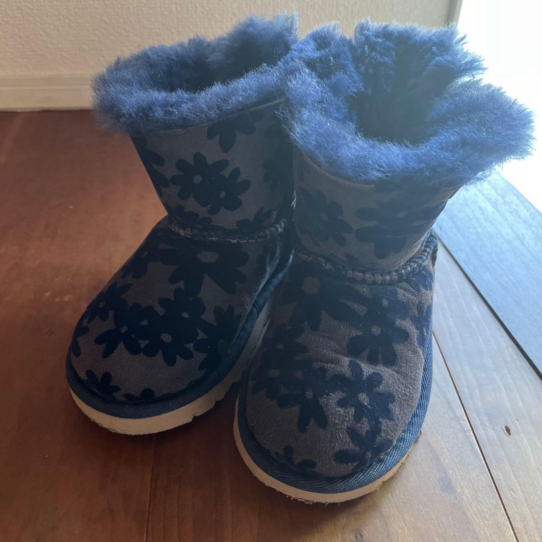 Liyoco 様　UGG ネイビー 花柄 ブーツ 16cm 激ﾁｬｰﾐﾝｸﾞ 金花柄ﾑｰﾄﾝ・ｱﾝｸﾙ丈ﾌﾞｰﾂ【UGG】23 0 送料込｜Yahoo!フリマ