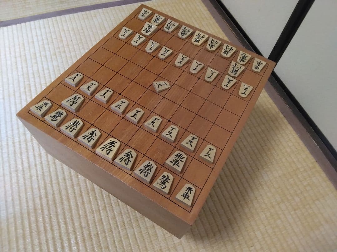 将棋盤と黄楊上駒 将棋駒 本黄楊（薩摩黄楊） 特上彫 錦旗 椿寿作 | 前川榧碁盤店