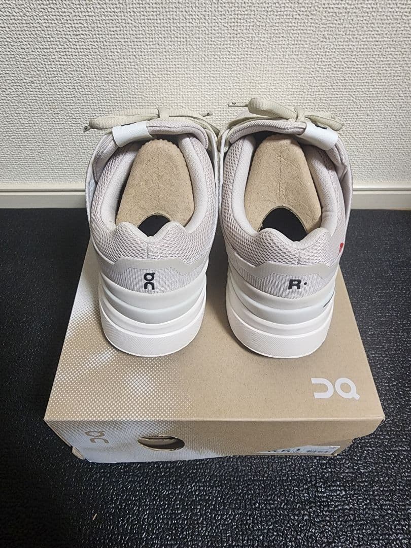 よよよon ベージュ スニーカー　23.5cm