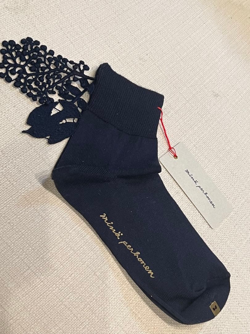 ミナペルホネン “forest parade”のモチーフが揺れるソックス - メルカリ